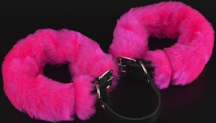 Черные кожаные оковы со съемной ярко-розовой опушкой