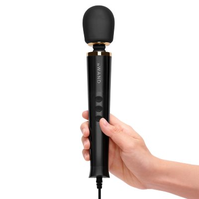 Черный проводной вибратор Le Wand Petite Vibrating Massager - 25 см. Длина: 25 см. Диаметр: 4.5 см. Хотите мощности на всю ночь и при этом миниатюрности, легкости и удовольствия? Черный вибромассажер le WAND Petite дает вам полноценную мощь вибратора и легкую универсальность уменьшенной, миниатюрной версии ванда. Этот вибратор с подключением от сети прослужит вам всю ночь. Благодаря 10 уникальным и быстрым скоростям, 6 режимам вибрации и гибкой шее вы можете получать удовольствие так долго, как пожелаете. Он удобно ложится в небольшую руку. Роскошный вибростимулятор с 10 характерными вибрациями и 6 паттернами. Страна: Китай. Материал: анодированный пластик, силикон. Батарейки: работает от Сети.