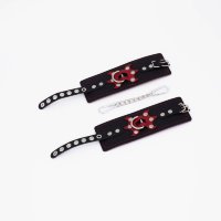 Черные кожаные наручники с красным декором и строчкой