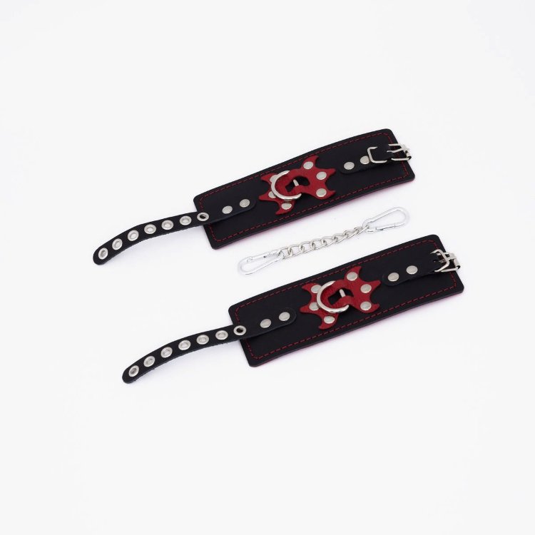 Черные кожаные наручники с красным декором и строчкой