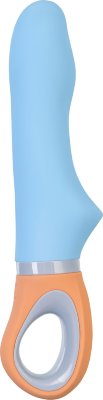 Голубой силиконовый вибратор Bluebell - 18,5 см.  Цена 5 474 руб. Длина: 18.5 см. Диаметр: 3 см. Познакомься с Bluebell от Flovetta — утонченный вибратор, созданный для тех, кто ценит нежные и чувственные прикосновения. Компактный и элегантный, он идеально подходит для стимуляции самых чувствительных зон. Анатомический выступ у основания ствола деликатно стимулирует клитор, помогая достичь яркой кульминации. Панель управления проста и удобна: три кнопки позволяют легко переключать режимы вибрации или активировать самый мощный WOW-режим для максимального удовольствия. Работает от батареек, что делает его всегда готовым к спонтанным моментам наслаждения — просто вставь батарейки и погружайся в удовольствие. Bluebell изготовлен из бархатистого силикона, приятного на ощупь, а его нежные оттенки — голубой ствол, персиковая ручка и сиреневые вставки — добавляют ему нотки романтики и легкости. Рабочая длина - 12 см. Страна: Китай. Материал: силикон. Батарейки: 2 шт., тип AAA.