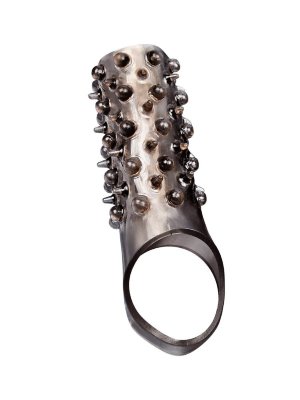 Дымчатая насадка на пенис с шипами и выпуклостями - 12,5 см.  Цена 735 руб. Длина: 12.5 см. Диаметр: 3.5 см. Оригинальная насадка на пенис с кольцом для мошонки, небольшими выпуклостями и шипиками внесёт разнообразие в интимную жизнь, сделает её насыщенной и яркой. Эрекционное кольцо на мошонку усилит и продлит эрекцию. Выпуклости и шипики будут дополнительно стимулировать стенки влагалища. Интимный аксессуар хорошо растягивается, подходит для половых членов разных размеров. Может использоваться в сочетании с вибратором или фаллоимитатором. Прост в применении и уходе. Страна: Китай. Материал: термопластичная резина (TPR).