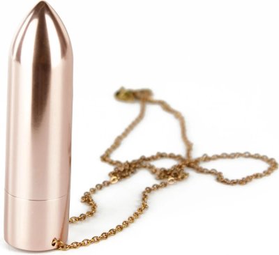 Золотистая вибропуля на цепочке Discreet Pleasure Длина: 7 см. Диаметр: 1.8 см. В честь своего 40-летия Dorcel выпустила золотистую вибропулю на цепочке. Элегантный и мощный девайс Discreet Pleasure воплощает все черты Dorcel: изысканность, гламур, страсть и чувственность. Это идеальный рецепт для вашего удовольствия!10 режимов вибрации. Идеален для использования в душе или ванне. Страна: Китай. Материал: анодированный пластик (ABS). Батарейки: встроенный аккумулятор.