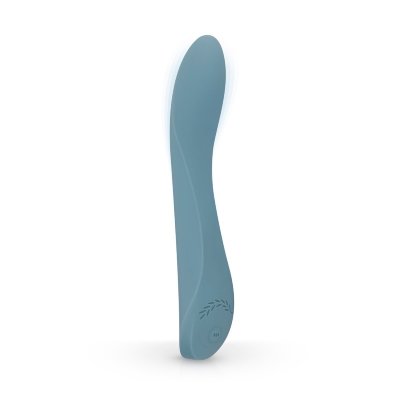 Вибростимулятор G-точки The Rose G-Spot Vibrator - 20 см. Длина: 2 см. Диаметр: 3.5 см. Rose – перезаряжаемый мультискоростной вибромассажер для стимуляции точки G из шелковистого мягкого силикона с сенсорным управлением из роскошной коллекции «Bloom». Имеет защиту от брызг. Вся линейка игрушек Bloom оснащена уникальной технологией «swipe», обеспечивающей удобство управления. Мощный мотор обеспечивает 5 режимов вибрации, у каждой из которых есть 5 скоростей. Управление силой выбранного режима вибрации происходит после включения с помощью сенсорной панели, выполненной в виде листочков. Просто проведите пальцем влево или вправо, регулируя мощность. Включение и выбор режима осуществляется с помощью встроенной в основание сенсорной кнопки. Чтобы включить или выключить игрушку, необходимо нажать и в течение трех секунд удерживать кнопку питания. Для комфортности введения и получения максимально приятных ощущений рекомендуется использовать смазку на водной основе. Вибромассажер заряжается через USB и может быть подключен практически в любом месте, просто подсоедините идущий в комплекте шнур к совместимому порту компьютера или USB-адаптера (приобретается отдельно), а противоположный конец со штекером к игрушке. Для усиления тактильной чувствительности комплекте к игрушке идет маска. Рабочая длина - 14 см. Страна: Китай. Материал: силикон. Батарейки: встроенный аккумулятор.