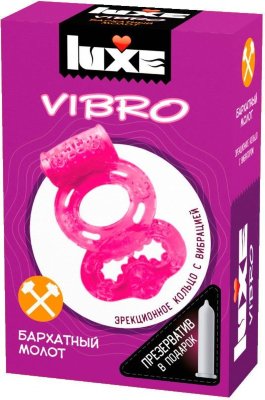 Розовое эрекционное виброкольцо Luxe VIBRO Бархатный молот + презерватив  Цена 1 056 руб. В каждой фирменной упаковке содержится презерватив в смазке с виброкольцом розового цвета в комплекте. Виброкольцо универсально по размеру, а время непрерывной работы батарейки около 30 минут. Страна: Китай. Материал: силикон.