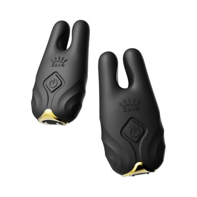 Черные виброзажимы на соски Nave  Цена 15 152 руб. Длина: 6.3 см. Если ты ищешь способ превратить игру с сосками в настоящее искусство, то Zalo Nave — это именно то, что тебе нужно. Вдохновлённый изяществом и силой древнеегипетской богини Нефтиды, Nave сочетает в себе мощные вибрации, инновационную технологию EasyClamp и роскошный дизайн, который сделает каждую секунду незабываемой. Nave оснащён двойными моторами, встроенными в кончики в форме кошачьих ушек, которые окружают соски глубокими, ритмичными вибрациями. Благодаря технологии EasyClamp зажимы легко крепятся — просто сожми боковые стороны, и они мягко, но надёжно зафиксируются на сосках или других эрогенных зонах. А благодаря двум комплектам сменных наконечников Nave подходит любым размерам сосков. Наконечники для сосков диаметром 8–15 мм (также подходят тем, кто кормил грудью) с плоской внутренней поверхностью для комфортного захвата. Наконечники для сосков диаметром 5–10 мм с точками трения внутри, которые усиливают ощущения. Nave работает практически бесшумно (менее 40 дБ), что делает его идеальным для скрытных игр. А благодаря совместимости с приложением ZALO Remote Pro ты можешь управлять вибрациями на расстоянии — или доверить это своему партнёру, где бы он ни находился. Технология EasyClamp — лёгкое крепление без лишних усилий. Просто сожми боковые стороны, и зажимы мягко зафиксируются на сосках, не вызывая дискомфорта. Двойные моторы — мощные вибрации в каждом наконечнике обеспечивают глубокую стимуляцию, которая может довести до невероятных ощущений. 8 режимов вибрации — выбери интенсивность, которая тебе нравится: от нежных пульсаций до сильных колебаний. Два комплекта сменных наконечников — подходят для любых размеров сосков, включая тех, кто кормил грудью. Управление на расстоянии — в комплекте идёт мягкий силиконовый пульт, который работает на расстоянии до 8 метров. А с помощью приложения ZALO Remote Pro ты можешь отдать контроль партнёру или управлять Nave из любой точки мира через Bluetooth и Wi-Fi. Защита от брызг (IPX4) — Nave можно использовать в ванне или под душем. USB-зарядка — 2 часа зарядки обеспечивают 1 час непрерывного наслаждения. Премиальный силикон — Dow Corning food-grade silicone с Softek™ покрытием гарантирует безопасность, мягкость и лёгкость в уходе. Страна: Китай. Материал: анодированный пластик, силикон. Батарейки: встроенный аккумулятор.