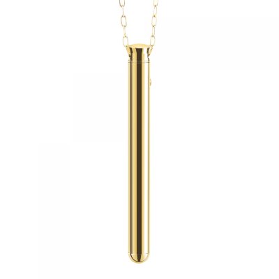 Золотистый вибромассажер-кулон Necklace Vibe Длина: 9.5 см. Диаметр: 1 см. Секс-игрушка, которая также может стать красивым украшением? Да, она существует! И теперь - это сама элегантность и стиль! Наслаждайтесь оргазмами в любое время и в любом месте! Мощный, тонкий вибратор, который одновременно служит сдержанным и элегантным украшением. Закругленный кончик вибростимулятора из стали создан для целенаправленной стимуляции клитора. Вы можете держать насадку прямо над клитором, положить игрушку на всю ширину клитора или вульвы, чтобы охватить большую площадь, или даже перемещать вибратор кругами по клитору. Вы можете легко брать его в путешествие, и ни на одном контроле никто даже и не догадается, для чего можно использовать этот красивый стильный кулон. Благодаря 8 режимам вибрации и сверхтихому мотору он может удовлетворить ваши потребности в любое время и в любом месте. Le Wand ожерелье имеет цепочку из нержавеющей стали, не содержащей никель, с дополнительным удлинителем, а также зарядным устройством USB и дорожным чехлом из микрозамши для хранения подвески-ожерелья. Длина цепочки - 66 см. Страна: США. Материал: металл. Батарейки: встроенный аккумулятор.