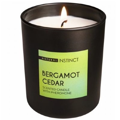 Ароматическая свеча с феромонами Natural Instinct Кедр и бергамот - 180 гр.  Цена 2 883 руб. Ароматическая свеча «Кедр & Бергамот» от «Natural Instinct» — это особый аксессуар, который наполняет дом уютом, а сердца любовью. Секрет новинки прост. Кокосовый воск пропитывают натуральными эфирными маслами, которые получают из волокон сибирского великана и дикой азиатской груши. Терпкий и смолистый запах кедра расслабляет, наполняет внутренней силой и устраняет внутреннюю скованность. Природный афродизиак действует на уровне подсознания, высвобождая самые потаенные желания и нежные чувства. Бергамот дополняет композицию свежими цитрусовыми нотами влажного тропического леса. Аромат обладает антисептическими свойствами и легко уничтожает неприятные запахи в помещении. Фруктовый экстракт бодрит, освежает и пробуждает желания, которые так приятно удовлетворять вместе с партнером. В состав композиции входит феромон, который многократно усиливает наслаждение и продлевает самые сладкие мгновения близости. Одного аксессуара вполне достаточно, чтобы наполнить чувственным ароматом спальню или гостиную. Время горения - до 30 часов. Страна: Россия. Объем: 180 гр.