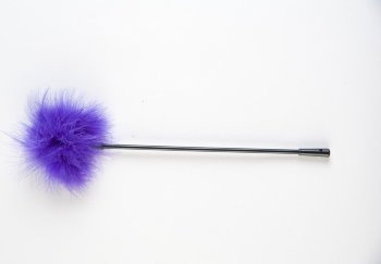 Щекоталка с фиолетовым пушком на кончике