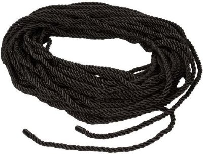 Черная веревка для шибари BDSM Rope - 30 м.  Цена 6 386 руб. Длина: 3 см. Scandal BDSM Rope – специальная гладкая и шелковистая веревка, длинной 30 метров, для бондажа и фиксации партнера при эротических ролевых играх и практиках БДСМ. Веревка предназначена для связывания партнера и лишения его подвижности. Будьте особенно осторожны, закрепляя узлы на шее и запястьях, а также около бедренной артерии. Воздержитесь от узлов около лучевого нерва и в подмышечных впадинах, это может быть опасно. Не затягивайте веревку слишком сильно. Оптимально, если она оплетают тело, но не впивается в него. Страна: Китай. Материал: полиэстер. Объем: 30 м.