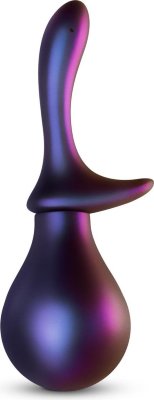 Фиолетовый анальный душ Nebula Bulb Длина: 25.4 см. Диаметр: 3.2 см. Nebula Bulb Anal Douche - мощная многоразовая очистительная система для интимной гигиены. Гладкий наконечник обеспечивает легкое проникновение и комфортную очистку. Многонаправленный наконечник обеспечивает яркую стимуляцию и более глубокое промывание. Перед использованием специализированная бутылка заполняется теплой водой. Прикрутите наконечник к резервуару и осторожно введите внутрь. Для комфортности введения и получения максимально приятных ощущений рекомендуем использовать смазку на водной основе. Затем медленно сожмите бутылку, чтобы опустошить резервуар. После извлечения анального душа воду следует удерживать внутри себя, пока не захочется избавиться от нее. Процедуру рекомендуется повторить несколько раз для лучшей очистки, желательно примерно за 45 минут до анальных развлечений. Рабочая длина - 10,5 см. Страна: Китай. Материал: анодированный пластик, силикон.