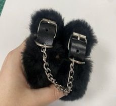 Черные наручники на цепи с меховой опушкой Базовые наручники, функциональная и качественная модель. Особенности: - черная натуральная кожа (1,8-2 мм), один слой - съемный мех с коротким ворсом - модель 2 в 1, можно использовать с мехом для нежной фиксации, или снять мех и получить более брутальную версию - никелированная металлическая фурнитур - цепочка длиной 20 см - размеры регулируются пряжкой (обхват 15-24 см) - ширина манжеты без меха - 2 см, с мехом - 4 см. Страна: Россия. Материал: мех, натуральная кожа, металл.