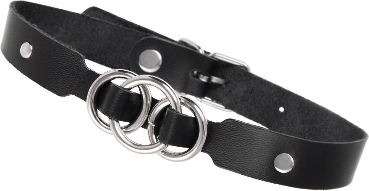 Черный кожаный ошейник со связанными кольцами